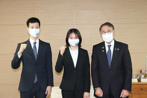 臂泰雄市長(右側)を表敬訪問した35期新人の新井日和選手(中央)と、菅野仁翔選手